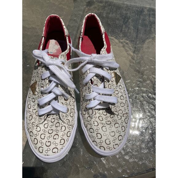 Guess WOMEN'S SIGNATURE LOGO LEATHER PRINTED SNEAKERS SHOES 10 - Picture 1 of 7